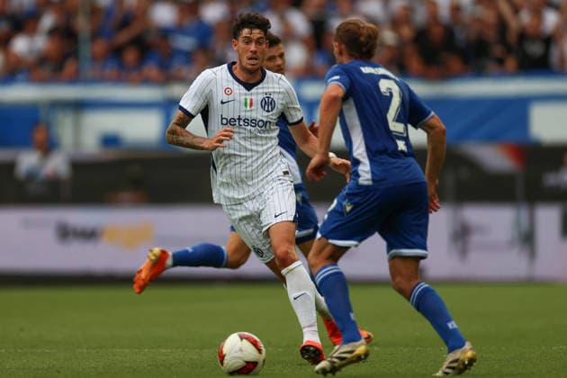 Alessandro Bastoni (Inter Mailand, 95) presst Sebastian Jung (Karlsruher SC, 02), GER, Karlsruher SC vs. Inter Mailand, Fussball, Testspiel, 2026 2027, 26.07.2026, DFL REGULATIONS PROHIBIT ANY USE OF PHOTOGRAPHS AS IMAGE SEQUENCES AND OR QUASI-VIDEO, GER, Karlsruher SC vs. Inter Mailand, Fussball, Testspiel, 2026 2027, 26.07.2026 Karlsruhe *** Alessandro Bastoni (Inter Milan), 95, presses Sebastian Jung (Karlsruher SC), 02, GER, Karlsruher SC vs. Inter Milan, Soccer, Friendly Match, 2026–2027, July 26, 2026, DFL regulations prohibit any use of photographs as image sequences and or quasi-video, GER, Karlsruher SC vs. Inter Milan, soccer, friendly match, 2026–2027, July 26, 2026, Karlsruhe Copyright: xEibner-Pressefoto JanxPrihodax EP_JPA