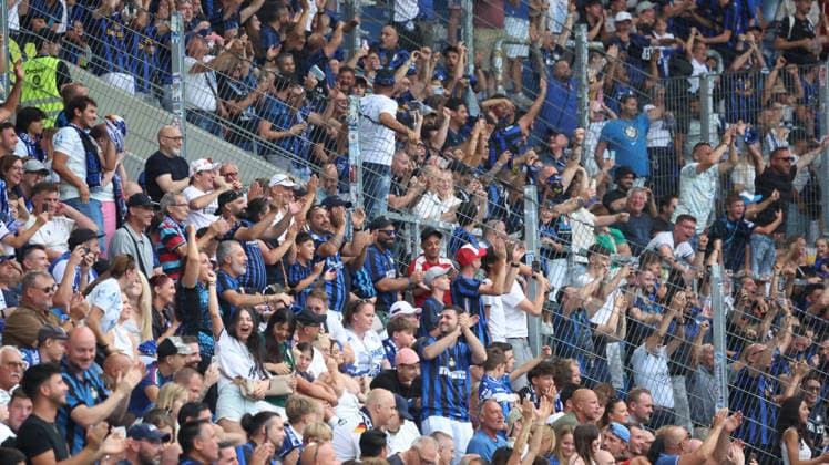 26.07.2026, xrekx, Fussball Testspiel, Karlsruher SC - Inter Mailand v.l. Inter Mailand Fans ,Stimmung, Schals, Ultras, Zuschauer, Besucher, Choreo, Choreografie, atmosphere, scarves, spectators, visitors (DFL DFB REGULATIONS PROHIBIT ANY USE OF PHOTOGRAPHS as IMAGE SEQUENCES and or QUASI-VIDEO) Karlsruhe *** July 26, 2026, xrekx, Soccer Friendly Match, Karlsruher SC vs. Inter Milan, Inter Milan fans, atmosphere, scarves, ultras, spectators, visitors, choreography, choreography, atmosphere, scarves, spectators, visitors DFL DFB REGULATIONS PROHIBIT ANY USE OF PHOTOGRAPHS as IMAGE SEQUENCES and or QUASI-VIDEO Karlsruhe