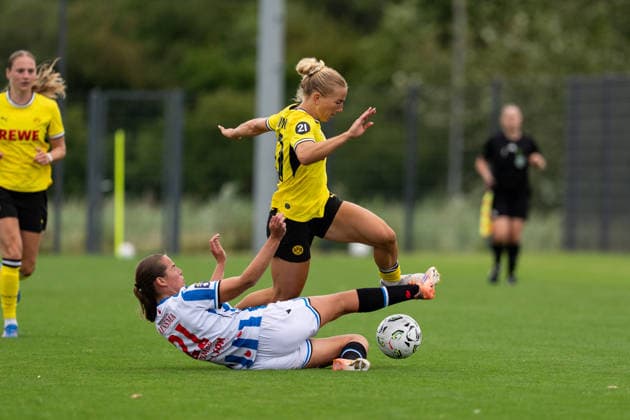 26.07.2026, GER Deutschland, Fussball, Saison 2026 2027, Testspiel zwischen Borussia Dortmund Frauen vs SC Heerenveen Vrouwen Ann-Sophie Vogel (Borussia Dortmund Frauen, 20) im Zweikampf Dortmund BVB-Trainingsgelände Hohenbuschei Nordrhein Westfalen Deutschland *** July 26, 2026, GER Germany, Soccer, 2026–2027 Season, Friendly Match between Borussia Dortmund Women and SC Heerenveen Women; Ann Sophie Vogel, Borussia Dortmund Women, age 20, in a tackle; Dortmund BVB Training Facility, Hohenbuschei, North Rhine-Westphalia, Germany Copyright: xnordphotoxGmbHx xSchulzex
