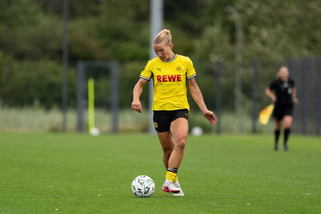 26.07.2026, GER Deutschland, Fussball, Saison 2026 2027, Testspiel zwischen Borussia Dortmund Frauen vs SC Heerenveen Vrouwen Ann-Sophie Vogel (Borussia Dortmund Frauen, 20) Einzelaktion; Ganzkörper Ganzkoerper ; Ball am Fuss; Dortmund BVB-Trainingsgelände Hohenbuschei Nordrhein Westfalen Deutschland *** July 26, 2026, GER Germany, Soccer, 2026–2027 season, Friendly match between Borussia Dortmund Women and SC Heerenveen Women; Ann Sophie Vogel, Borussia Dortmund Women, 20 individual moves, full body, ball at her feet, Dortmund BVB training facility, Hohenbuschei, North Rhine-Westphalia, Germany Copyright: xnordphotoxGmbHx xSchulzex