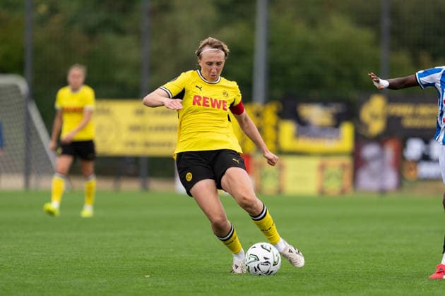 26.07.2026, GER Deutschland, Fussball, Saison 2026 2027, Testspiel zwischen Borussia Dortmund Frauen vs SC Heerenveen Vrouwen Paula Reimann (Borussia Dortmund Frauen, 13) Einzelaktion; Ganzkörper Ganzkoerper ; Ball am Fuss; Dortmund BVB-Trainingsgelände Hohenbuschei Nordrhein Westfalen Deutschland *** July 26, 2026, GER Germany, Soccer, 2026–2027 season, Friendly match between Borussia Dortmund Women and SC Heerenveen Women; Paula Reimann, Borussia Dortmund Women; 13 individual moves, full body, ball at her feet; Dortmund BVB training facility, Hohenbuschei, North Rhine-Westphalia, Germany Copyright: xnordphotoxGmbHx xSchulzex