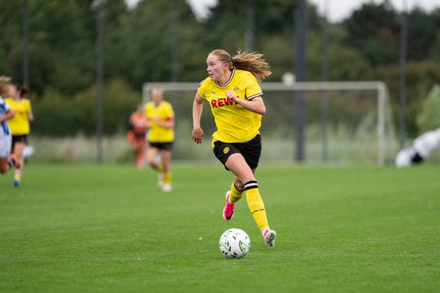 26.07.2026, GER Deutschland, Fussball, Saison 2026 2027, Testspiel zwischen Borussia Dortmund Frauen vs SC Heerenveen Vrouwen Ronja Leubner (Borussia Dortmund Frauen, 17) Einzelaktion; Ganzkörper Ganzkoerper ; Ball am Fuss; Dortmund BVB-Trainingsgelände Hohenbuschei Nordrhein Westfalen Deutschland *** July 26, 2026, GER Germany, Soccer, 2026–2027 season, Friendly match between Borussia Dortmund Women and SC Heerenveen Women; Ronja Leubner, Borussia Dortmund Women, 17, individual play, full body, ball at her feet, Dortmund BVB training facility, Hohenbuschei, North Rhine-Westphalia, Germany Copyright: xnordphotoxGmbHx xSchulzex