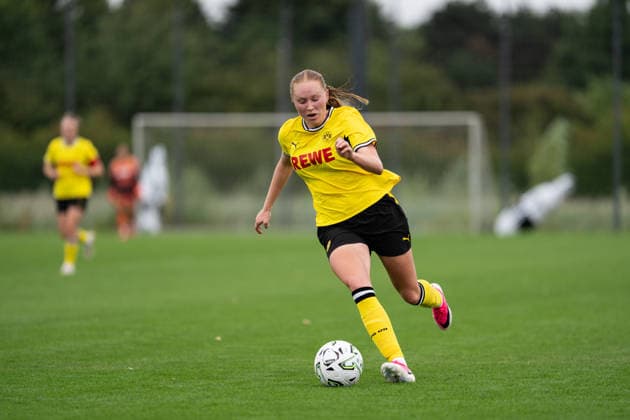 26.07.2026, GER Deutschland, Fussball, Saison 2026 2027, Testspiel zwischen Borussia Dortmund Frauen vs SC Heerenveen Vrouwen Ronja Leubner (Borussia Dortmund Frauen, 17) Einzelaktion; Ganzkörper Ganzkoerper ; Ball am Fuss; Dortmund BVB-Trainingsgelände Hohenbuschei Nordrhein Westfalen Deutschland *** July 26, 2026, GER Germany, Soccer, 2026–2027 season, Friendly match between Borussia Dortmund Women and SC Heerenveen Women; Ronja Leubner, Borussia Dortmund Women, 17, individual play, full body, ball at her feet, Dortmund BVB training facility, Hohenbuschei, North Rhine-Westphalia, Germany Copyright: xnordphotoxGmbHx xSchulzex