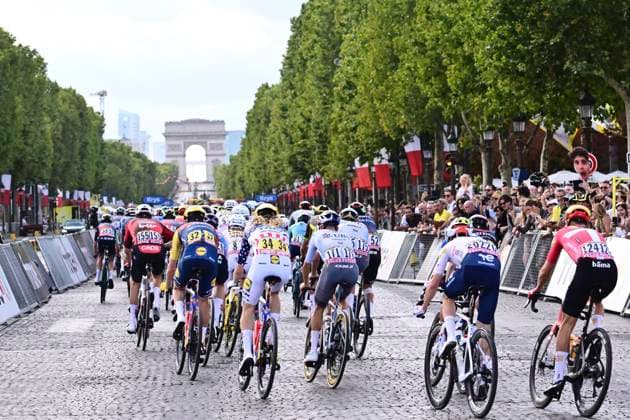 Tour de France 2026 Stage 21 PARIS CHAMPS-ELYSEES, FRANCE - JULY 26 : illustration picture of the riders at Arc de Triomphe during stage 21 of the 113rd edition of Tour de France an UCI World Tour 2.UWT cycling road race stage for Men Elite of 130 km with start in Thoiry and finish in Paris Champs-Elysees on July 26, 2026 in Paris Champs-Elysees, France, 26 07 2026 Paris Champs-Elysees France  Copyright: xPeterxDexVoechtx