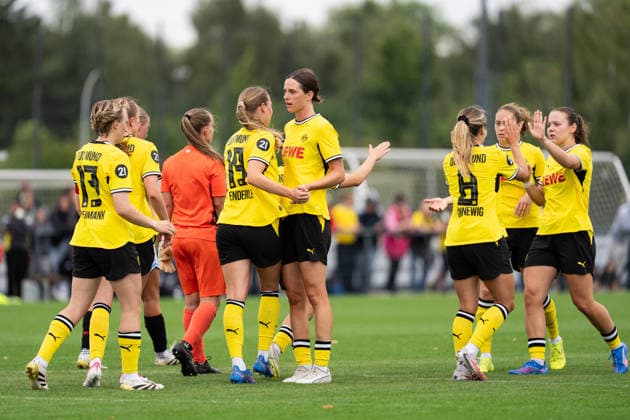 26.07.2026, GER Deutschland, Fussball, Saison 2026 2027, Testspiel zwischen Borussia Dortmund Frauen vs SC Heerenveen Vrouwen Torjubel Jubel ueber das Tor zum 3:1 durch Annika Enderle (Borussia Dortmund Frauen, 19) Noreen Günnewig (Borussia Dortmund Frauen, 8) Marina Scholz (Borussia Dortmund Frauen, 15) Paula Reimann (Borussia Dortmund Frauen, 13) Dortmund BVB-Trainingsgelände Hohenbuschei Nordrhein Westfalen Deutschland *** July 26, 2026, GER Germany, Soccer, 2026–2027 Season, Friendly match between Borussia Dortmund Women and SC Heerenveen Women. Goal celebration: Cheers after Annika Enderle of Borussia Dortmund Women scored the goal to make it 3–1, 19 Noreen Günnewig, Borussia Dortmund Women; 8 Marina Scholz, Borussia Dortmund Women; 15 Paula Reimann, Borussia Dortmund Women; 13 Dortmund BVB Training Facility Hohenbuschei, North Rhine-Westphalia, Germany Copyright: xnordphotoxGmbHx xSchulzex