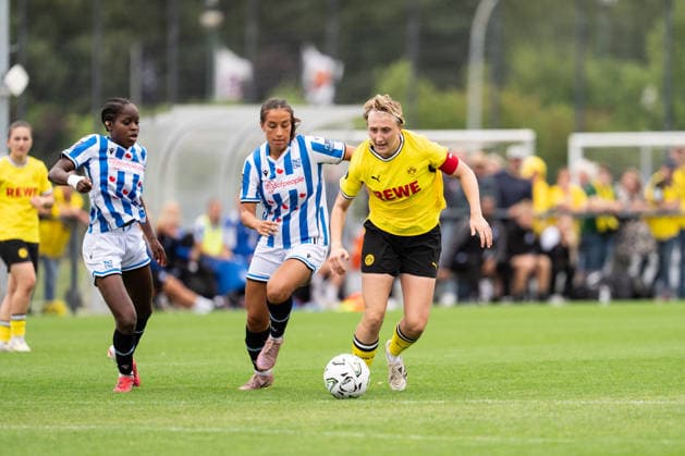 26.07.2026, GER Deutschland, Fussball, Saison 2026 2027, Testspiel zwischen Borussia Dortmund Frauen vs SC Heerenveen Vrouwen Paula Reimann (Borussia Dortmund Frauen, 13) im Zweikampf Dortmund BVB-Trainingsgelände Hohenbuschei Nordrhein Westfalen Deutschland *** July 26, 2026, GER Germany, Soccer, 2026–2027 season, Friendly match between Borussia Dortmund Women and SC Heerenveen Women; Paula Reimann, Borussia Dortmund Women, No. 13 in a tackle; Dortmund BVB Training Ground, Hohenbuschei, North Rhine-Westphalia, Germany Copyright: xnordphotoxGmbHx xSchulzex