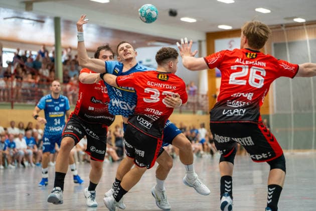 Handball I Herren I Saison 2026-2027 I Testspiel I TVB Stuttgart - BSV Bern I 26.07.2026 Simone Mengon (15, TVB Stuttgart), Leo Schnyder (33, BSV Bern), Jan Allemann (26, BSV Bern) Gemeindehalle Bittenfeld Waiblingen Baden-Württemberg Deutschland *** Handball I Men I 2026–2027 Season I Friendly Match I TVB Stuttgart vs. BSV Bern I July 26, 2026 Simone Mengon 15, TVB Stuttgart, Leo Schnyder 33, BSV Bern, Jan Allemann 26, BSV Bern, Bittenfeld Community Hall, Waiblingen, Baden-Württemberg, Germany Copyright: xLobeca MaxxPetershansx