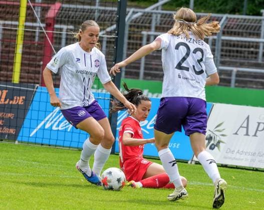 Frauenfussball in Essen ** NUR FÜR REDAKTIONELLE ZWECKE ** EDITORIAL USE ONLY **<p>Kyra Spitzner und Antonia Baaß im Angriff gegen den FC Twente am 26.7. 2036 im Stadion Uhlenkrug, Am Uhlenkrug 40. Für Twente steht keine Aufstellung zur Verfügung. Michael Gohl FUNKE Foto Services< p> Deutschland Nordrhein-Westfalen Essen Copyright: MichaelxGohl *** Women s Soccer in Essen ** FOR EDITORIAL PURPOSES ONLY ** EDITORIAL USE ONLY ** p Kyra Spitzner and Antonia Baaß on the attack against FC Twente on July 26, 2036, at Uhlenkrug Stadium, Am Uhlenkrug 40. No lineup is available for Twente. Michael Gohl, FUNKE Photo Services p Sports Germany North Rhine-Westphalia Essen. Copyright MichaelxGohl Copyright: MichaelxGohl doc86vxfgf4mldifmrur74 ,EDITORIAL USE ONLY