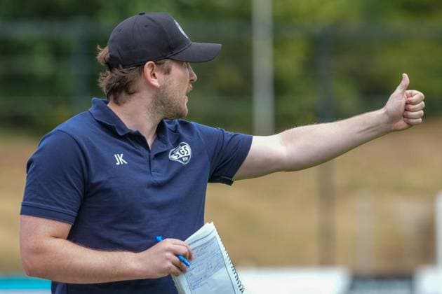 Frauenfussball in Essen ** NUR FÜR REDAKTIONELLE ZWECKE ** EDITORIAL USE ONLY **<p>Jonas Kaltenmaier, Co-Trainer SGS, beim Spiel gegen den FC Twente am 26.7. 2036 im Stadion Uhlenkrug, Am Uhlenkrug 40. Für Twente steht keine Aufstellung zur Verfügung. Michael Gohl FUNKE Foto Services< p> Deutschland Nordrhein-Westfalen Essen Copyright: MichaelxGohl *** Women s Soccer in Essen ** FOR EDITORIAL PURPOSES ONLY ** EDITORIAL USE ONLY ** by Jonas Kaltenmaier, Assistant Coach of SGS, during the match against FC Twente on July 26, 2036, at Uhlenkrug Stadium, Am Uhlenkrug 40. No lineup is available for Twente. Michael Gohl, FUNKE Photo Services p Sports Germany North Rhine-Westphalia Essen Copyright MichaelxGohl Copyright: MichaelxGohl doc86vxfgn1ij9daz8op3k ,EDITORIAL USE ONLY