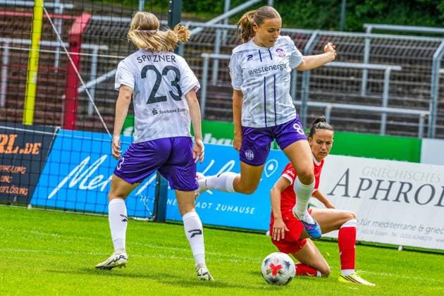 Frauenfussball in Essen ** NUR FÜR REDAKTIONELLE ZWECKE ** EDITORIAL USE ONLY **<p>Kyra Spitzner und Antonia Baaß im Angriff gegen den FC Twente am 26.7. 2036 im Stadion Uhlenkrug, Am Uhlenkrug 40. Für Twente steht keine Aufstellung zur Verfügung. Michael Gohl FUNKE Foto Services< p> Deutschland Nordrhein-Westfalen Essen Copyright: MichaelxGohl *** Women s Soccer in Essen ** FOR EDITORIAL PURPOSES ONLY ** EDITORIAL USE ONLY ** p Kyra Spitzner and Antonia Baaß on the attack against FC Twente on July 26, 2036, at Uhlenkrug Stadium, Am Uhlenkrug 40. No lineup is available for Twente. Michael Gohl, FUNKE Photo Services p Sports Germany North Rhine-Westphalia Essen. Copyright MichaelxGohl Copyright: MichaelxGohl doc86vxfgnrf0o1bc4a2ifp ,EDITORIAL USE ONLY