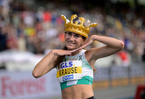 Sport Bilder des Tages Siegerin KRAUSE Gesa Felicitas (1.Platz), mit einer Krone auf dem Kopf auf der Ehrenrunde. Finale 3000m Hürden der Frauen, am 26.07.2026 Leichtathletik Deutschen Meisterschaften vom 25.07.- 26.07.2026 in Bochum-Wattenscheid Deutschland. Lohrheidestadion *** Winner: Gesa Felicitas KRAUSE, 1st place, wearing a crown during the victory lap in the women’s 3000-meter hurdles final, on July 26, 2026, at the German Track and Field Championships held July 25–26, 2026, in Bochum-Wattenscheid, Germany, at Lohrheidestadion