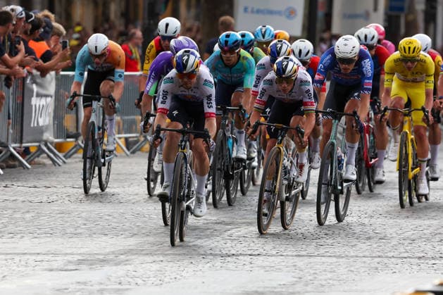 Paris, France JAN TRATNIK and REMCO EVENEPOEL (BEL) (RED BULL - BORA - HANSGROHE) the Champs-ElysÃ es, the start Stage 21 of the Tour de France 2026 from Thoiry to Paris (Champs-ElysÃ es) on July 26, 2026, in Paris, France *** Paris, France: JAN TRATNIK and REMCO EVENEPOEL of RED BULL BORA HANSGROHE on the Champs-Élysées, the start of Stage 21 of the 2026 Tour de France from Thoiry to the Champs-Élysées in Paris on July 26, 2026, in Paris, France Copyright: HMBxMedia JoaquimxFerreira