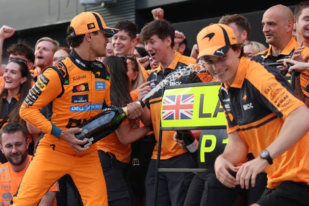 F1 Hungarian Grand Prix 2026 Lando Norris and Oscar Piastri of McLaren celebrate with the team after the Formula 1 Hungarian Grand Prix at Hungaroring in Budapest, Hungary on July 26, 2026. Budapest Hungary  Copyright: xJakubxPorzyckix originalFilename:porzycki-f1hungar260726_np2QB.jpg