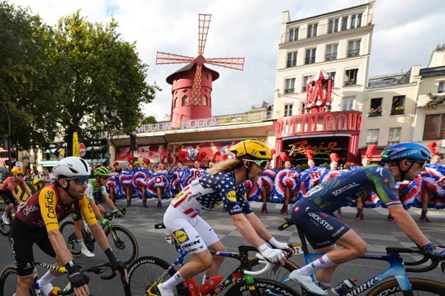 Sport Bilder des Tages American Quinn Simmons of Lidl-Trek pictured in action in front of The Moulin Rouge during stage 21 of the 2026 Tour de France cycling race, a stage of 130km from Thoiry to Paris Champs-Elysees , on Sunday 26 July 2026. The 113th edition of the Tour de France starts on Saturday 4 July in Barcelona, Spain, and will finish in Paris, France on the 26th of July. DAVIDxPINTENS  x182103330x