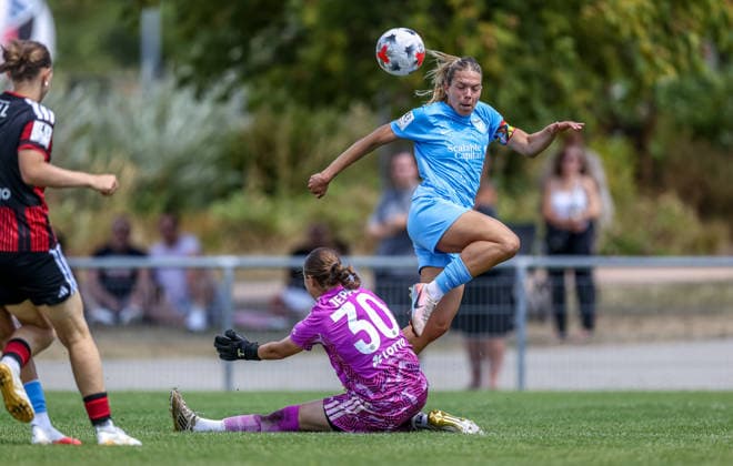GER, Frankfurt, Eintracht Frankfurt II vs Viktoria Berlin, Vorbereitung, Fussball, DFB, Spielzeit 2026 2027, Sportpark Preungesheim, Testspiel im Bild v.l.: Katharina Jeppe (Eintracht Frankfurt Frauen II 30), Nina Ehegötz (Viktoria Berlin 29) DFB DFL REGULATIONS PROHIBIT ANY USE OF PHOTOGRAPHS AS IMAGE SEQUENCES AND OR QUASI-VIDEO, 26.07.2026 *** GER, Frankfurt, Eintracht Frankfurt II vs. Viktoria Berlin, Preseason, Soccer, DFB, 2026–2027 Season, Sportpark Preungesheim, Friendly Match: Pictured from left: Katharina Jeppe, Eintracht Frankfurt Women’s II, 30, Nina Ehegötz, Viktoria Berlin 29. DFB and DFL regulations prohibit any use of photographs as image sequences and or quasi-video. July 26, 2026 Copyright: HMBxMedia HendrikxHamelau