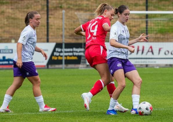 Frauenfussball in Essen ** NUR FÜR REDAKTIONELLE ZWECKE ** EDITORIAL USE ONLY **<p>Teresa Buonarroti im Spiel gegen Eva Oude Elberink vom FC Twente am 26.7. 2026 im Stadion Uhlenkrug, Am Uhlenkrug 40. Für Twente steht keine Aufstellung zur Verfügung. Michael Gohl FUNKE Foto Services< p> Deutschland Nordrhein-Westfalen Essen Copyright: MichaelxGohl *** Women s Soccer in Essen ** FOR EDITORIAL PURPOSES ONLY ** EDITORIAL USE ONLY ** p Teresa Buonarroti in action against Eva Oude Elberink of FC Twente on July 26, 2026, at Uhlenkrug Stadium, Am Uhlenkrug 40. No lineup is available for Twente. Michael Gohl, FUNKE Photo Services. p Sports, Germany, North Rhine-Westphalia, Essen. Copyright MichaelxGohl Copyright: MichaelxGohl doc86vy0o3u2dddvofjp0o ,EDITORIAL USE ONLY
