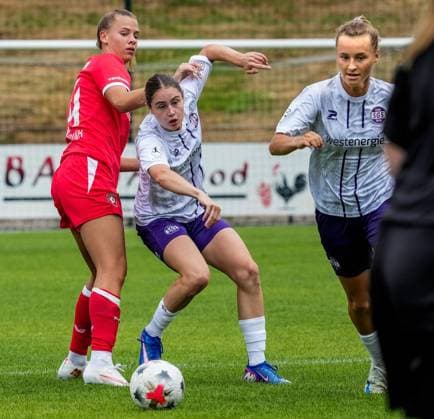 Frauenfussball in Essen ** NUR FÜR REDAKTIONELLE ZWECKE ** EDITORIAL USE ONLY **<p>Teresa Buonarroti und Jule Schnieder im Spiel gegen Eva Oude Elberink vom FC Twente am 26.7. 2026 im Stadion Uhlenkrug, Am Uhlenkrug 40. Für Twente steht keine Aufstellung zur Verfügung. Michael Gohl FUNKE Foto Services< p> Deutschland Nordrhein-Westfalen Essen Copyright: MichaelxGohl *** Women s Soccer in Essen ** FOR EDITORIAL USE ONLY ** EDITORIAL USE ONLY ** p Teresa Buonarroti and Jule Schnieder in the match against Eva Oude Elberink of FC Twente on July 26, 2026, at Uhlenkrug Stadium, Am Uhlenkrug 40. No lineup is available for Twente. Michael Gohl, FUNKE Photo Services. p Sports, Germany, North Rhine-Westphalia, Essen. Copyright MichaelxGohl Copyright: MichaelxGohl doc86vy0ofm9hs8fwboieg ,EDITORIAL USE ONLY