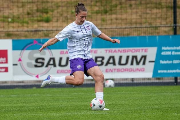 Frauenfussball in Essen ** NUR FÜR REDAKTIONELLE ZWECKE ** EDITORIAL USE ONLY **<p>Karla Brinkmann im Spiel gegen den FC Twente am 26.7. 2026 im Stadion Uhlenkrug, Am Uhlenkrug 40. Für Twente steht keine Aufstellung zur Verfügung. Michael Gohl FUNKE Foto Services< p> Deutschland Nordrhein-Westfalen Essen Copyright: MichaelxGohl *** Women s Soccer in Essen ** FOR EDITORIAL PURPOSES ONLY ** EDITORIAL USE ONLY ** p Karla Brinkmann during the match against FC Twente on July 26, 2026, at Uhlenkrug Stadium, Am Uhlenkrug 40 No lineup is available for Twente Michael Gohl FUNKE Photo Services p Sports Germany North Rhine-Westphalia Essen Copyright MichaelxGohl Copyright: MichaelxGohl doc86vy0srlag71ijqknp5a ,EDITORIAL USE ONLY