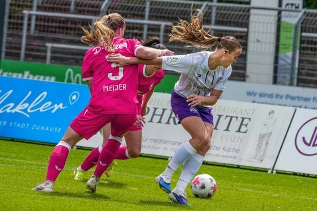 Frauenfussball in Essen ** NUR FÜR REDAKTIONELLE ZWECKE ** EDITORIAL USE ONLY **<p>Antonia Baaß im Spiel gegen Fenna Meijer von FC Twente am 26.7. 2026 im Stadion Uhlenkrug, Am Uhlenkrug 40. Für Twente steht keine Aufstellung zur Verfügung. Michael Gohl FUNKE Foto Services< p> Deutschland Nordrhein-Westfalen Essen Copyright: MichaelxGohl *** Women s Soccer in Essen ** FOR EDITORIAL PURPOSES ONLY ** EDITORIAL USE ONLY ** p Antonia Baaß in the match against Fenna Meijer of FC Twente on July 26, 2026, at Uhlenkrug Stadium, Am Uhlenkrug 40 No lineup is available for Twente Michael Gohl FUNKE Photo Services p Sports Germany North Rhine-Westphalia Essen Copyright MichaelxGohl Copyright: MichaelxGohl doc86vy0qsc2zl7gl5wp0n ,EDITORIAL USE ONLY