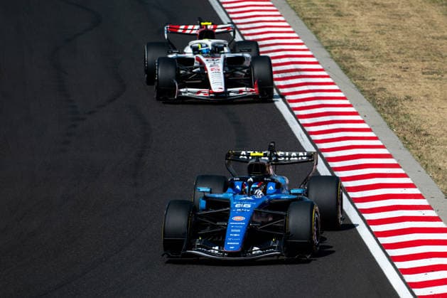 Carlos Sainz ( Atlassian Williams F1 Team, Spanien, 55 ) im FW48 vor Oliver Bearman ( Toyota Gazoo Racing Haas F1 Team, Großbritannien, 87 ) im VF-26, HUN, Formel 1 Weltmeisterschaft, Grand Prix von Ungarn, Hungaroring Budapest, Rennen, Saison 2026, 26.07.2026 HUN, Formel 1 Weltmeisterschaft, Grand Prix von Ungarn, Hungaroring Budapest, Rennen, Saison 2026, 26.07.2026 Budapest *** Carlos Sainz, Atlassian Williams F1 Team, Spain, 55 in the FW48, ahead of Oliver Bearman, Toyota Gazoo Racing Haas F1 Team, Great Britain, 87 in the VF 26, HUN, Formula 1 World Championship, Hungarian Grand Prix, Hungaroring, Budapest, Race, 2026 Season, July 26, 2026 HUN, Formula 1 World Championship, Hungarian Grand Prix, Hungaroring, Budapest, Race, 2026 Season, July 26, 2026, Budapest Copyright: xEibner-Pressefoto Memmlerx EP_MMR