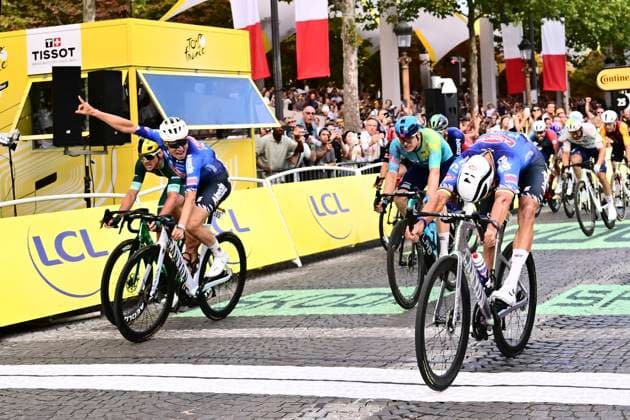 Sport Bilder des Tages Tour de France 2026 Stage 21 PARIS CHAMPS-ELYSEES, FRANCE - JULY 26 : Van Der Poel Mathieu (NED) of Alpecin - Premier Tech wins the sprint, second place for Philipsen Jasper (BEL) of Alpecin - Premier Tech, third place for Pedersen Mads (DEN) of Lidl - Trek during stage 21 of the 113rd edition of Tour de France an UCI World Tour 2.UWT cycling road race stage for Men Elite of 130 km with start in Thoiry and finish in Paris Champs-Elysees on July 26, 2026 in Paris Champs-Elysees, France, 26 07 2026 Paris Champs-Elysees France  Copyright: xPeterxDexVoechtx