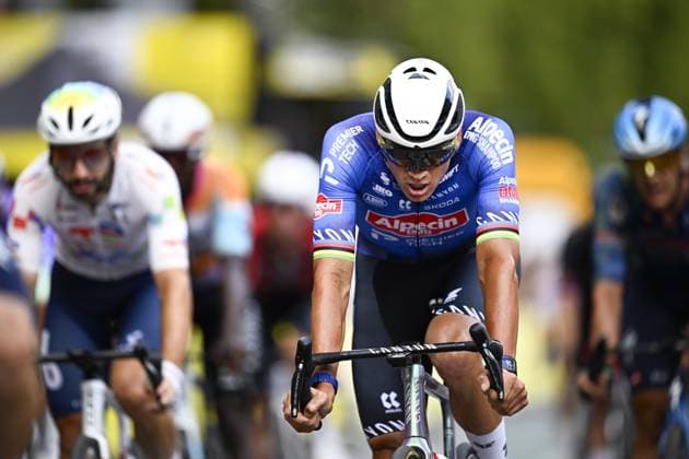 Sport Bilder des Tages Dutch Mathieu van der Poel of Alpecin-Premier Tech and pictured after winning stage 21 of the 2026 Tour de France cycling race, a stage of 130km from Thoiry to Paris Champs-Elysees , on Sunday 26 July 2026. The 113th edition of the Tour de France starts on Saturday 4 July in Barcelona, Spain, and will finish in Paris, France on the 26th of July. JASPERxJACOBS  x182104480x