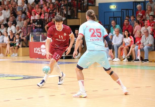 26-07.2026 xmgoodx Offenbach, Handball Männer - 125 Jahre OFC Jubliäumsspiel OFC Kickers gegen MT Melsungen Hofmann, Gero(OFC) gegen Olle Forsell Schefvert (25, MT Melsungen) *** July 26, 2026 xmgoodx Offenbach, Men s Handball: OFC s 125th Anniversary Match—OFC Kickers vs. MT Melsungen; Gero Hofmann (OFC) vs. Olle Forsell Schefvert (25, MT Melsungen)