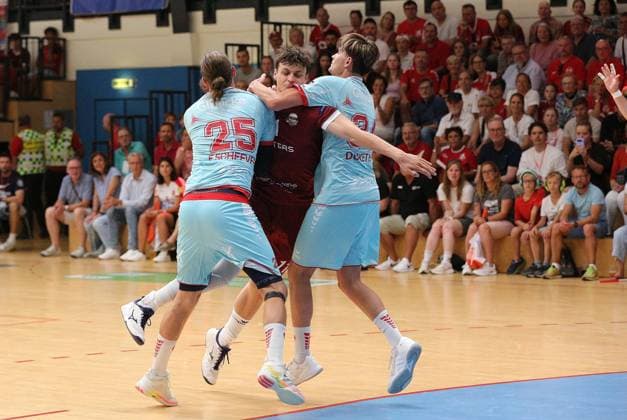 26-07.2026 xmgoodx Offenbach, Handball Männer - 125 Jahre OFC Jubliäumsspiel OFC Kickers gegen MT Melsungen Hofmann, Gero (OFC) gegen Olle Forsell Schefvert (25, MT Melsungen) und Lino Duketis (34, MT Meslsungen) *** July 26, 2026 xmgoodx Offenbach, Men’s Handball: OFC’s 125th Anniversary Match—OFC Kickers vs. MT Melsungen; Gero Hofmann (OFC) vs. Olle Forsell Schefvert (25, MT Melsungen) and Lino Duketis (34), MT Melsungen