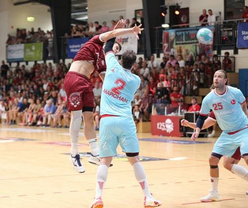 26-07.2026 xmgoodx Offenbach, Handball Männer - 125 Jahre OFC Jubliäumsspiel OFC Kickers gegen MT Melsungen Hofmann, Gero (OFC) gegen Ruben Marchan (2, MT Melsungen) *** July 26, 2026 xmgoodx Offenbach, Men s Handball: OFC s 125th Anniversary Match—OFC Kickers vs. MT Melsungen; Gero Hofmann (OFC) vs. Ruben Marchan 2 (MT Melsungen)