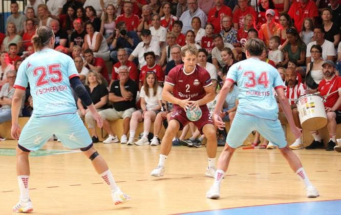 26-07.2026 xmgoodx Offenbach, Handball Männer - 125 Jahre OFC Jubliäumsspiel OFC Kickers gegen MT Melsungen Leyh, Noah OFC gegen Olle Forsell Schefvert (25, MT Melsungen) und Lino Duketis (34, MT Meslsungen) *** July 26, 2026 xmgoodx Offenbach, Men s Handball: OFC s 125th Anniversary Match—OFC Kickers vs. MT Melsungen Leyh, Noah (OFC) vs. Olle Forsell Schefvert (25, MT Melsungen) and Lino Duketis (34, MT Melsungen)