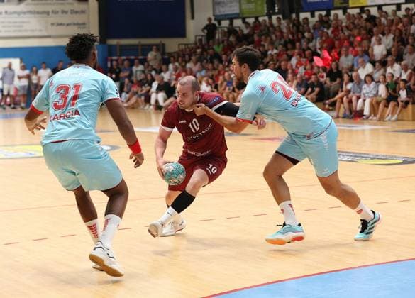 26-07.2026 xmgoodx Offenbach, Handball Männer - 125 Jahre OFC Jubliäumsspiel OFC Kickers gegen MT Melsungen Arras, Phil OFC gegen Dariel Garcia (31, MT Meslungen) und Daniel Dujshebaev (24, MT Melsungen) *** July 26, 2026 xmgoodx Offenbach, Men s Handball: OFC s 125th Anniversary Match—OFC Kickers vs. MT Melsungen Arras, Phil (OFC) vs. Dariel Garcia (31, MT Melsungen) and Daniel Dujshebaev (24, MT Melsungen)