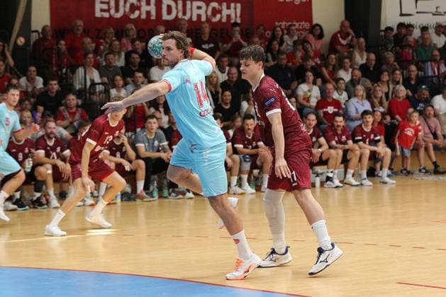 26-07.2026 xmgoodx Offenbach, Handball Männer - 125 Jahre OFC Jubliäumsspiel OFC Kickers gegen MT Melsungen Johannes Golla (14, MT Meslungen) gegen 11 OFC *** July 26, 2026 xmgoodx Offenbach, Men s Handball: OFC s 125th Anniversary Match—OFC Kickers vs. MT Melsungen; Johannes Golla 14, MT Melsungen 11 vs. OFC