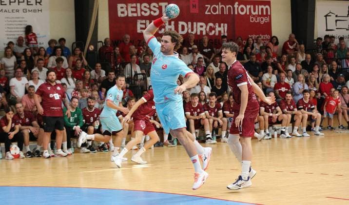 26-07.2026 xmgoodx Offenbach, Handball Männer - 125 Jahre OFC Jubliäumsspiel OFC Kickers gegen MT Melsungen Johannes Golla (14, MT Meslungen) gegen 11 OFC *** July 26, 2026 xmgoodx Offenbach, Men s Handball: OFC s 125th Anniversary Match—OFC Kickers vs. MT Melsungen Johannes Golla 14, MT Melsungen vs. OFC 11