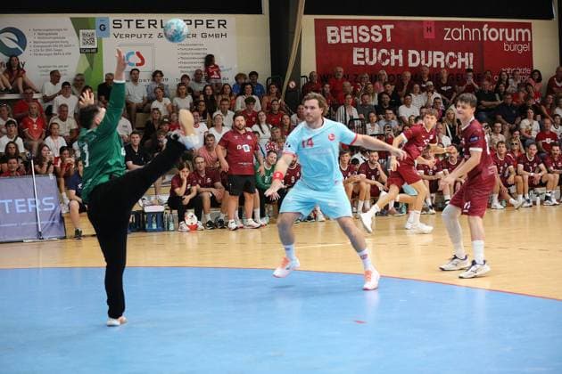 26-07.2026 xmgoodx Offenbach, Handball Männer - 125 Jahre OFC Jubliäumsspiel OFC Kickers gegen MT Melsungen Johannes Golla (14, MT Meslungen) gegen 1gegen Torwwart Hohenberger, Justin OFC *** July 26, 2026 xmgoodx Offenbach, Men s Handball: OFC s 125th Anniversary Match—OFC Kickers vs. MT Melsungen; Johannes Golla 14, MT Melsungen vs. OFC, with goalkeeper Hohenberger and Justin