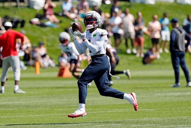 FOXBOROUGH, MA - JULY 26: A.J. Brown 1 of the New England Patriots makes a reception during New England Patriots Training Camp on July 26, 2026, at Gillette Stadium in Foxborough, Massachusetts. (Photo by Fred Kfoury III Icon Sportswire) NFL, American Football Herren, USA JUL 26 Patriots Training Camp EDITORIAL USE ONLY Icon482260726007