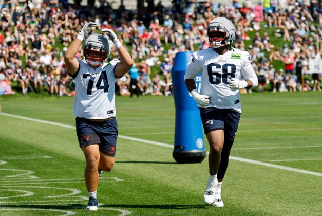 FOXBOROUGH, MA - JULY 26: Caleb lomu 74 of the New England Patriots and Dametrious Crownover 68 of the New England Patriots take a lap and pump the crowd up during New England Patriots Training Camp on July 26, 2026, at Gillette Stadium in Foxborough, Massachusetts. (Photo by Fred Kfoury III Icon Sportswire) NFL, American Football Herren, USA JUL 26 Patriots Training Camp EDITORIAL USE ONLY Icon482260726012