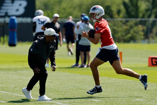 FOXBOROUGH, MA - JULY 26: Drake Maye 10 of the New England Patriots carries during New England Patriots Training Camp on July 26, 2026, at Gillette Stadium in Foxborough, Massachusetts. (Photo by Fred Kfoury III Icon Sportswire) NFL, American Football Herren, USA JUL 26 Patriots Training Camp EDITORIAL USE ONLY Icon482260726017