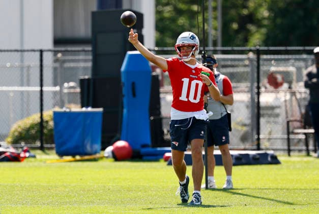 FOXBOROUGH, MA - JULY 26: Drake Maye 10 of the New England Patriots fires a pass during New England Patriots Training Camp on July 26, 2026, at Gillette Stadium in Foxborough, Massachusetts. (Photo by Fred Kfoury III Icon Sportswire) NFL, American Football Herren, USA JUL 26 Patriots Training Camp EDITORIAL USE ONLY Icon482260726028