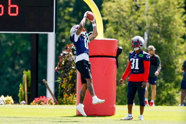 FOXBOROUGH, MA - JULY 26: Christian Gonzalez 0 of the New England Patriots grabs a pass during New England Patriots Training Camp on July 26, 2026, at Gillette Stadium in Foxborough, Massachusetts. (Photo by Fred Kfoury III Icon Sportswire) NFL, American Football Herren, USA JUL 26 Patriots Training Camp EDITORIAL USE ONLY Icon482260726032