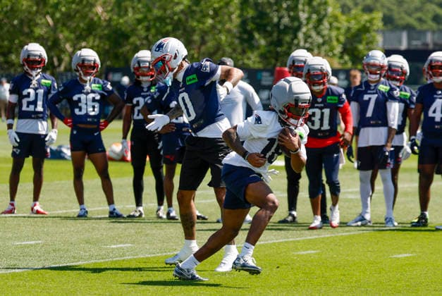 FOXBOROUGH, MA - JULY 26: Kyle Williams 18 of the New England Patriots runs past Christian Gonzalez 0 of the New England Patriots during New England Patriots Training Camp on July 26, 2026, at Gillette Stadium in Foxborough, Massachusetts. (Photo by Fred Kfoury III Icon Sportswire) NFL, American Football Herren, USA JUL 26 Patriots Training Camp EDITORIAL USE ONLY Icon482260726036
