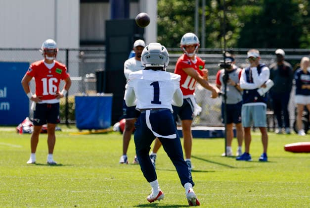 FOXBOROUGH, MA - JULY 26: Drake Maye 10 of the New England Patriots throws for A.J. Brown 1 of the New England Patriots during New England Patriots Training Camp on July 26, 2026, at Gillette Stadium in Foxborough, Massachusetts. (Photo by Fred Kfoury III Icon Sportswire) NFL, American Football Herren, USA JUL 26 Patriots Training Camp EDITORIAL USE ONLY Icon482260726038