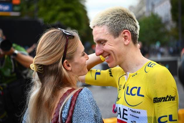 Tour de France 2026 Stage 21 PARIS CHAMPS-ELYSEES, FRANCE - JULY 26 : Pogacar Tadej (SLO) of UAE Team Emirates - XRG and Zigart Urska (SVN) girlfriend of Tadej Pogacar during stage 21 of the 113rd edition of Tour de France an UCI World Tour 2.UWT cycling road race stage for Men Elite of 130 km with start in Thoiry and finish in Paris Champs-Elysees on July 26, 2026 in Paris Champs-Elysees, France, 26 07 2026 Paris Champs-Elysees France  Copyright: xGvgx