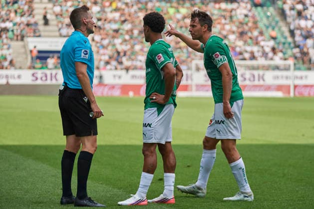 Brack Super League 2026 2027 FC St. Gallen 1879 vs. FC Zürich, St. Gallen, Schweiz St. Gallen, Schweiz, 26. Juli 2026. Kapitän Lukas Görtler reklamiert beim Schiedsrichter Sven Wolfensberger während des Brack Super League Spiels FC St. Gallen 1879 gegen FC Zürich in St. Gallen. *** Brack Super League 2026–2027: FC St. Gallen 1879 vs. FC Zurich, St. Gallen, Switzerland St. Gallen, Switzerland, July 26, 2026 Captain Lukas Görtler argues with referee Sven Wolfensberger during the Brack Super League match between FC St. Gallen 1879 and FC Zurich in St. Gallen