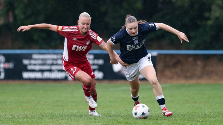 v.li.: Aylin Rewohl (SpVg Aurich, 27) und Marleen Kropp (SV Meppen, 9) im Zweikampf, Duell, Dynamik, Aktion, Action, Spielszene, 26.07.2026, Lastrup (Deutschland), Fussball, Testspiel Frauen, SpVg Aurich - SV Meppen *** From left: Aylin Rewohl (SpVg Aurich), 27, and Marleen Kropp (SV Meppen), 9, in a one-on-one battle; duel; dynamic play; action; game scene; July 26, 2026, Lastrup, Germany, soccer, women’s friendly match, SpVg Aurich vs. SV Meppen xobx