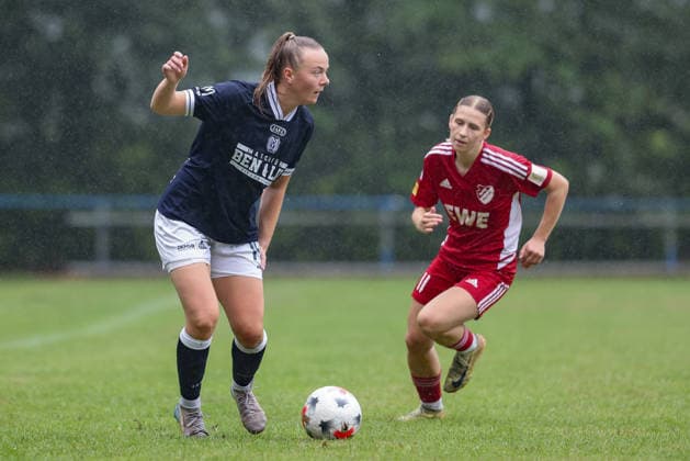 v.li.: Bente Bode (SV Meppen, 14) und Alina Vogel (SpVg Aurich, 11) im Zweikampf, Duell, Dynamik, Aktion, Action, Spielszene, 26.07.2026, Lastrup (Deutschland), Fussball, Testspiel Frauen, SpVg Aurich - SV Meppen *** From left: Bente Bode (SV Meppen), 14, and Alina Vogel (SpVg Aurich), 11, in a one-on-one battle; duel; dynamic; action; game scene; July 26, 2026, Lastrup, Germany, soccer, women’s friendly match, SpVg Aurich vs. SV Meppen xobx
