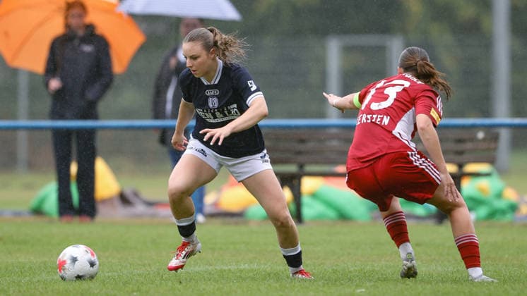 v.li.: Marleen Kropp (SV Meppen, 9) und Jule Kersten (SpVg Aurich, 13) im Zweikampf, Duell, Dynamik, Aktion, Action, Spielszene, 26.07.2026, Lastrup (Deutschland), Fussball, Testspiel Frauen, SpVg Aurich - SV Meppen *** From left: Marleen Kropp (SV Meppen), 9, and Jule Kersten (SpVg Aurich), 13, in a one-on-one battle; duel; dynamic play; action; game scene; July 26, 2026, Lastrup, Germany, soccer, women’s friendly match, SpVg Aurich vs. SV Meppen xobx