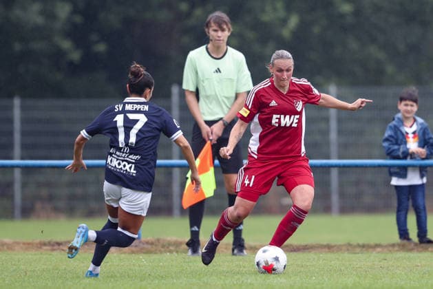 v.li.: Genesis Castrellon (SV Meppen, 17) und Angelina-Michelle Wunder (SpVg Aurich, 41) im Zweikampf, Duell, Dynamik, Aktion, Action, Spielszene, 26.07.2026, Lastrup (Deutschland), Fussball, Testspiel Frauen, SpVg Aurich - SV Meppen *** From left: Genesis Castrellon (SV Meppen), 17, and Angelina Michelle Wunder (SpVg Aurich), 41, in a one-on-one battle; duel; dynamic play; action; game scene; July 26, 2026, Lastrup, Germany, soccer, women’s friendly match, SpVg Aurich vs. SV Meppen xobx