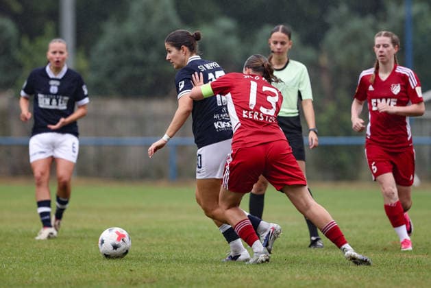 v.li.: Anouk Blaschka (SV Meppen, 10) und Jule Kersten (SpVg Aurich, 13) im Zweikampf, Duell, Dynamik, Aktion, Action, Spielszene, 26.07.2026, Lastrup (Deutschland), Fussball, Testspiel Frauen, SpVg Aurich - SV Meppen *** From left: Anouk Blaschka (SV Meppen), 10, and Jule Kersten (SpVg Aurich), 13, in a one-on-one battle; duel; dynamic play; action; game scene; July 26, 2026, Lastrup, Germany, soccer, women’s friendly match, SpVg Aurich vs. SV Meppen xobx