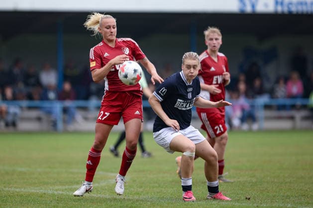 v.li.: Aylin Rewohl (SpVg Aurich, 27) und Lotte Masseling (SV Meppen, 11) im Zweikampf, Duell, Dynamik, Aktion, Action, Spielszene, 26.07.2026, Lastrup (Deutschland), Fussball, Testspiel Frauen, SpVg Aurich - SV Meppen *** From left: Aylin Rewohl (SpVg Aurich), 27, and Lotte Masseling (SV Meppen), 11, in a one-on-one battle; duel; dynamic play; action; game scene; July 26, 2026, Lastrup, Germany, soccer, women’s friendly match, SpVg Aurich vs. SV Meppen xobx