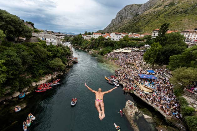 Sport Bilder des Tages Mostar Old Bridge Diving Competition A participant dives from historical Old Bridge , also known as Mostar Bridge during the traditional diving competition event, 460th Traditional Mostar Old Bridge Diving Competition, in Mostar, Bosnia and Herzegovina on July 26, 2026. Each year, thousands of spectators watch the event across the Old Bridge that crosses Neretva river.  DenisxKapetanovic PIXSELL